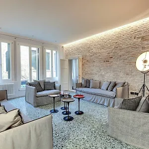 Stunning Modern In The Heart Of Venice